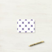 Ultra-violetkruisstiften op wit post-it® notes (Op bureau)