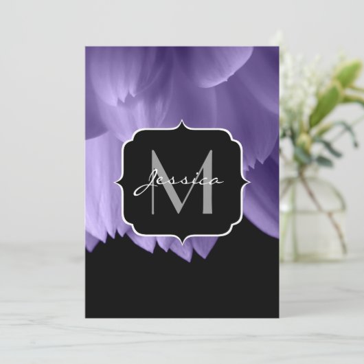 Ultra violette bloempitten zwarte Monogram Invite Kaart (Staand voorkant)