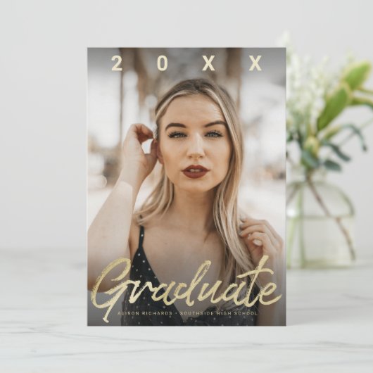 Ultramoderne Afstuderen Gold Brush Script-fotokaar Kaart (Staand voorkant)