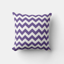 Ultraviolet Chevron en White Stripes Pillow