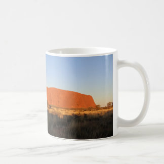 Uluru tegen zonsondergang in juli koffiemok