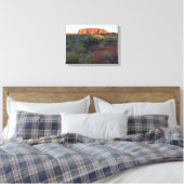 Uluru-zonsopgang en woestijnflora canvas afdruk (Insitu (Slaapkamer))