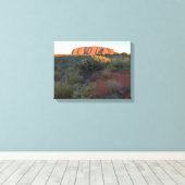 Uluru-zonsopgang en woestijnflora canvas afdruk (Insitu (Houten vloer))