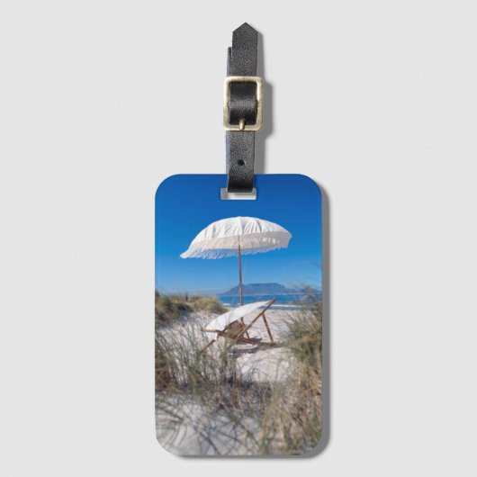 Umbrella en stoel op strand bagagelabel (Voorkant (verticaal))