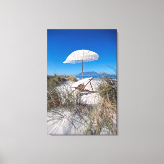 Umbrella en stoel op strand canvas afdruk (Voorkant)