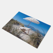 Umbrella en stoel op strand deurmat (Schuin)