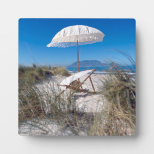 Umbrella en stoel op strand fotoplaat