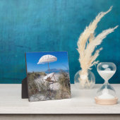 Umbrella en stoel op strand fotoplaat (Insitu)