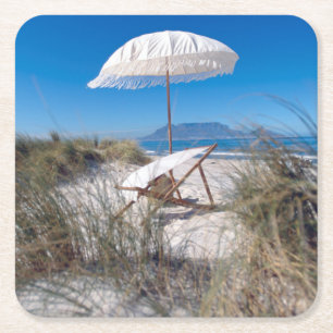 Umbrella en stoel op strand kartonnen onderzetters