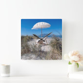 Umbrella en stoel op strand vierkante klok (Huis)