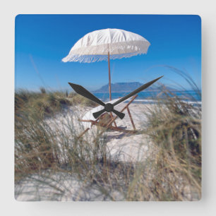 Umbrella en stoel op strand vierkante klok