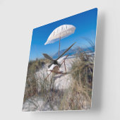 Umbrella en stoel op strand vierkante klok (Hoek)