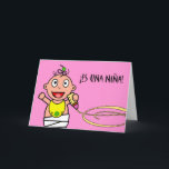 Una Niña van S! Gelukwensen op het Spaanse Meisje Kaart<br><div class="desc">Una Niña van S! Het is een Meisje! Gelukwensen op het wenskaart van het Meisje van het Baby in het Spaans wordt geschreven dat. De binnen tekst vertaalt als "GELUKWENSEN op de aankomst van het nieuwe familielid." Het leuke babymeisje met krullend haar, bloemhaarspeldje, en gebloeide slab houdt een fles en...</div>