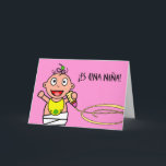 Una Niña van S! Gelukwensen op het Spaanse Meisje Kaart<br><div class="desc">Una Niña van S! Het is een Meisje! Gelukwensen op het wenskaart van het Meisje van het Baby in het Spaans wordt geschreven dat. De binnen tekst vertaalt als "GELUKWENSEN op de aankomst van het nieuwe familielid." Het leuke babymeisje met krullend haar, bloemhaarspeldje, en gebloeide slab houdt een fles en...</div>