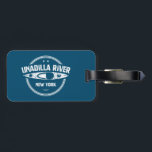 Unadilla, New York Kayak Bagagelabel<br><div class="desc">De rivier de Unadilla is een 71-mijl lange rivier in de staat Centraal-New York. De rivier begint ten noordoosten van de hamer van de Millers Mills en stroomt over het algemeen naar het zuiden van het dorp Sidney, waar hij samenkomt met de rivier de Susquehanna, die uitmondt in de Chesapeake...</div>