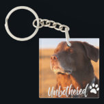 Unbothered Golden Hour Dog – Premium Minimalist Sleutelhanger<br><div class="desc">Capture the ultimate vibe of peace and serenity with our 'Unbothered' Dog T-shirt design. Featuring a soulful Labrador/Retriever soaking up the golden hour sun with eyes closed, this design perfectly embodies the feeling of switching off from the world. Written in a trendy, handcrafted script, the word 'Unbothered' adds a modern,...</div>