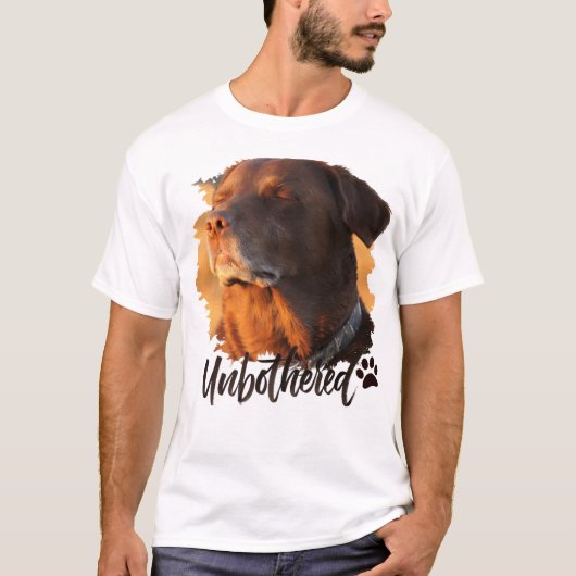 Unbothered Golden Hour Dog – Premium Minimalist T-shirt (Voorkant)