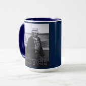 UNCLE BUTCH LEGT BEER IN ZIJN KOFFIE MOK (Voorkant links)