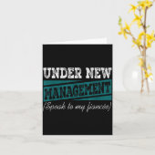 Under New Management Speak To My Fiance Engagement Kaart (Gele Bloem)