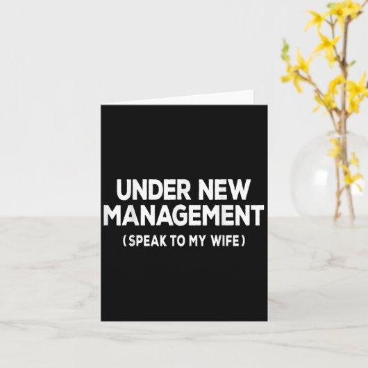 Under New Management Speak To My Wife Fun Newlywed Kaart (Gele Bloem)