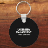 Under New Management Speak To My Wife Fun Newlywed Sleutelhanger (Voorkant)
