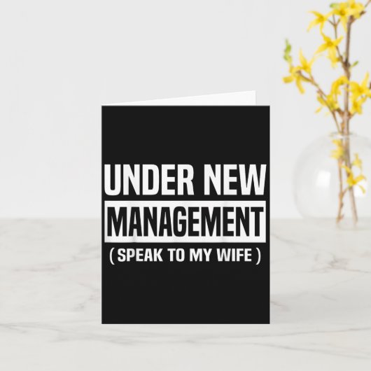 Under New Management Speak To My Wife Funny Husban Kaart (Gele Bloem)
