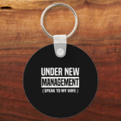 Under New Management Speak To My Wife Funny Husban Sleutelhanger (Voorkant)
