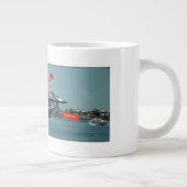 Under new ownership, depicts a reverse of fortune. grote koffiekop (Rechts)