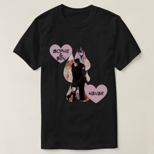 Under Umbrella: Romantic Couple Kissing in Rain T-shirt (Design voorkant)