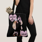 Under Umbrella: Romantic Couple Kissing in Rain Tote Bag (Dichtbij)