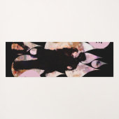 Under Umbrella: Romantic Couple Kissing in Rain Yogamat (Achterkant (horizontaal))