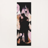 Under Umbrella: Romantic Couple Kissing in Rain Yogamat (Achterkant)