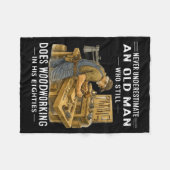 Underestimate an old man who does woodworking Unde Fleece Deken (Voorkant (Horizontaal))