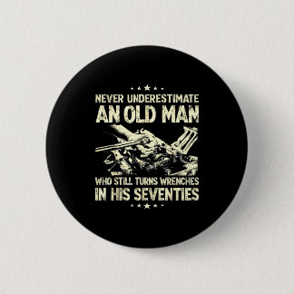 Underestimate an old man who turns wrenches  ronde button 5,7 cm