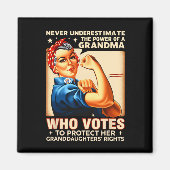 Underestimate The Power Of A Grandma Who Votes Des Magneet (Voorkant)