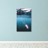 Underwater reflections and bubbles. canvas afdruk (Insitu (Houten vloer))