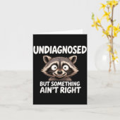 Undiagnosed But Soing Ain't Right Funny Raccoon Me Kaart (Gele Bloem)