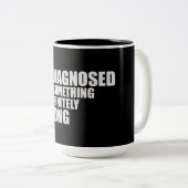 Undiagnosed But Something Is Definitely Wrong Joke Tweekleurige Koffiemok (Voorkant rechts)