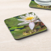 Une grenouille sous une fleur de nénuphar onderzetter (Linkerzijde)