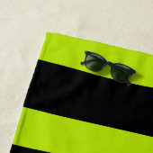 Uneven Stripes - Lime Green en Black Strandlaken (In situ)