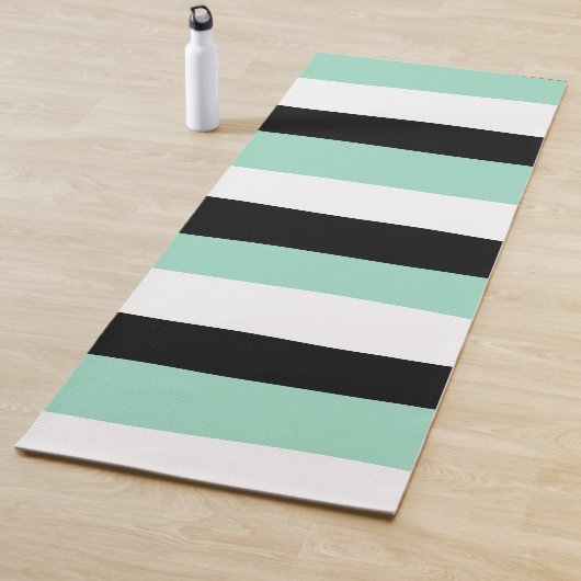 Uneven Stripes - Mint Green, White en Black Yogamat (In situ)