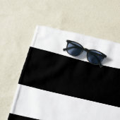 Uneven Stripes - zwart en wit Strandlaken (In situ)