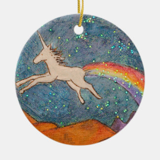 Unicorn die een regenboog in de lucht gooit keramisch ornament