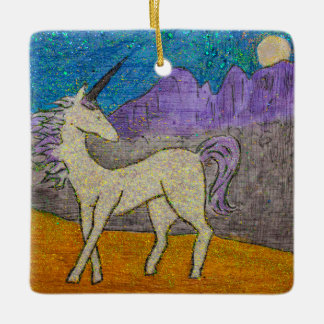 Unicorn die terugkijkt naar de bergridgeline keramisch ornament