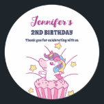 Unicorn en Cupcake Kids Birthday Party Favor Ronde Sticker<br><div class="desc">Kute party gunsten voor kinderen,  jongens of meisjes die van eenhoorn houden. Ideaal voor kinderen op verjaardagsfeestje,  feestvieren en dankjewel op het label. U kunt de tekst voor baby shower of andere gelegenheid en partij ook aanpassen.</div>
