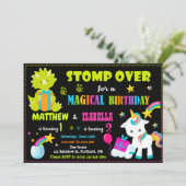 Unicorn en Dinosaur verjaardagsuitnodiging Twins Kaart (Staand voorkant)