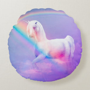 Unicorn en regenboog rond kussen