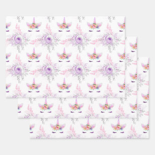 Unicorn-gezichten met paarse bloemen op wit inpakpapier vel