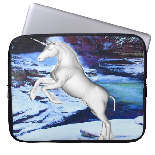 Unicorn in de sneeuw laptop sleeve (Voorkant)