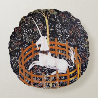 Unicorn in gevangenschap rond kussen